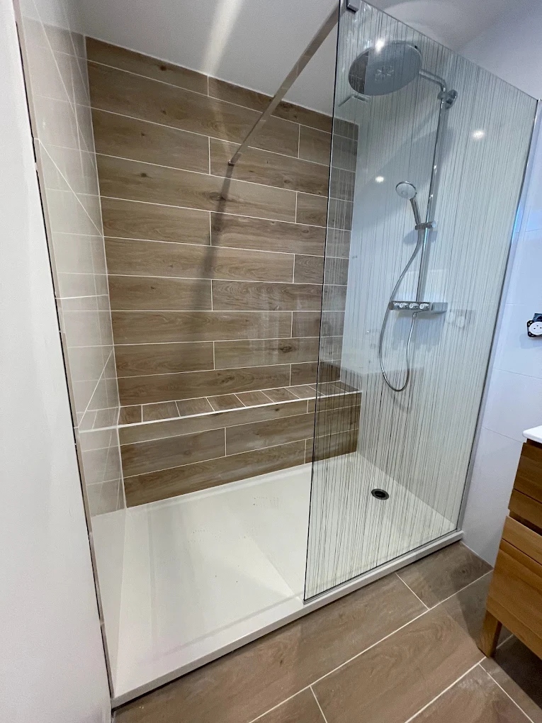 Douche à l'italienne carrelage bois